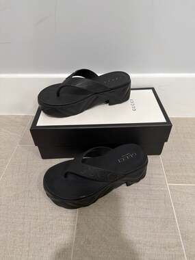 Gucci Women's Logo Rubber Thong Platform Sandal in Black